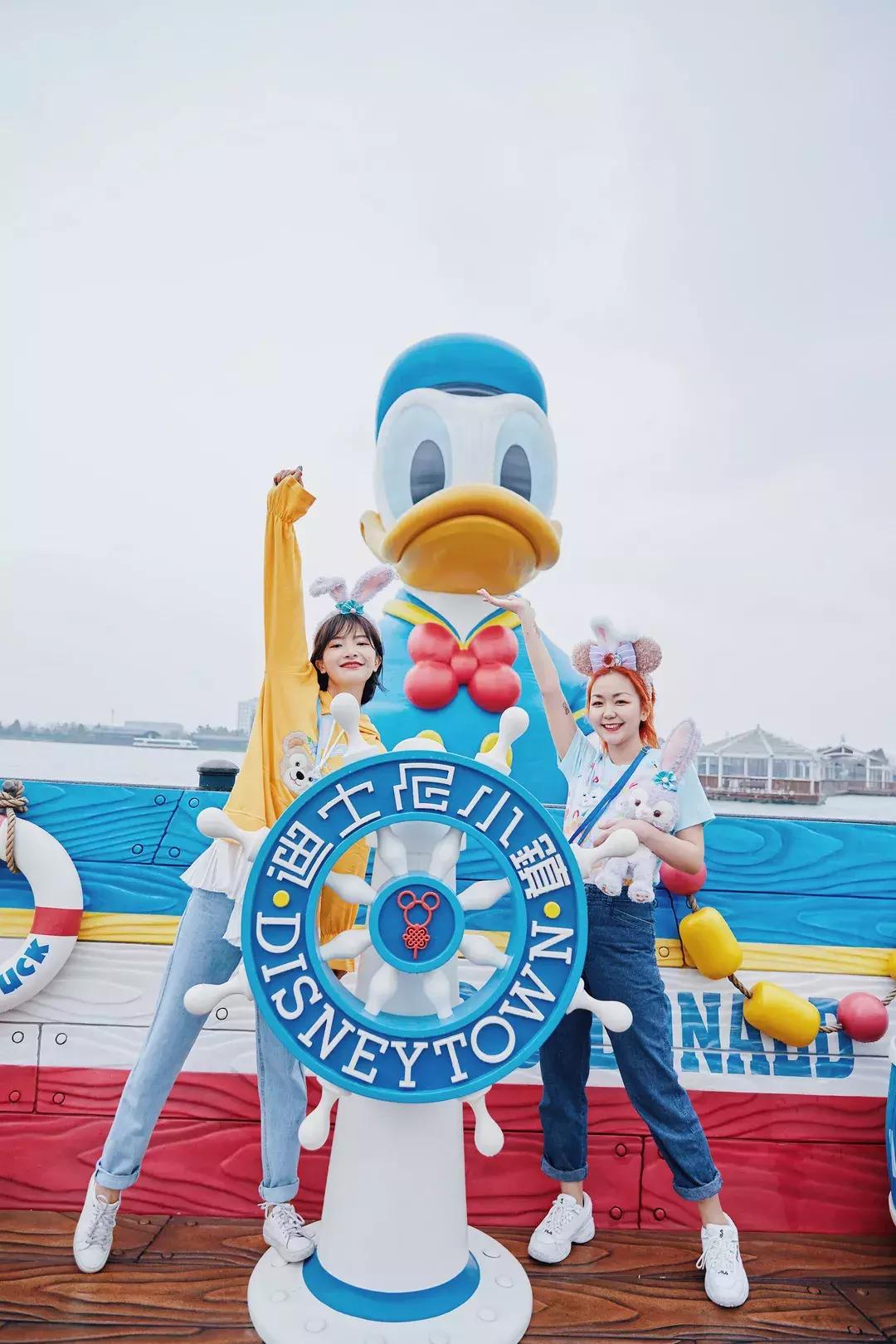 我们在上海迪士尼里玩耍了一天，发现穿的美才能玩的好！