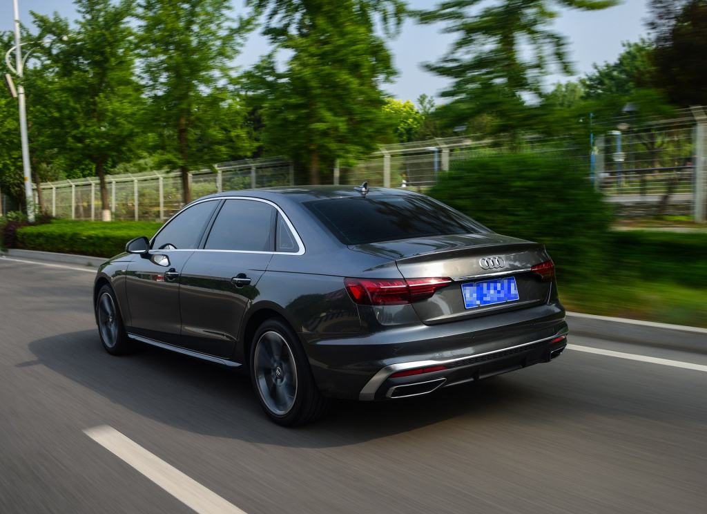 奥迪a4l乞丐版值得购买吗,全款买奥迪a4l豪华动感送什么