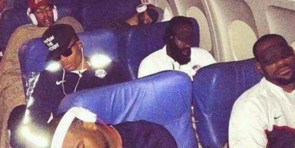 姚明和罗德曼,nba球星坐飞机吃饭