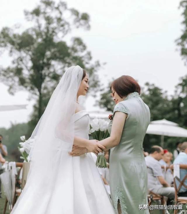 参加女儿婚礼妈妈服装,婚礼妈妈服装高档优雅时尚