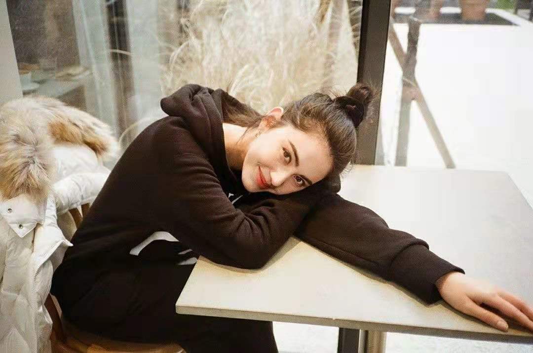 她不愧是泰国最年轻影后，穿衣品味一绝，老气外套都能穿出少女感