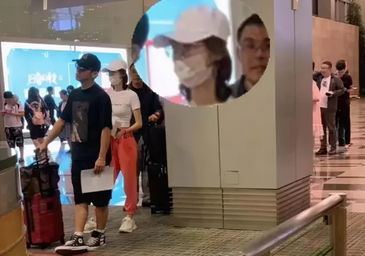 郑恺官宣得女!情史不断还婚后带女爱豆去夜店,他能当好爸爸?