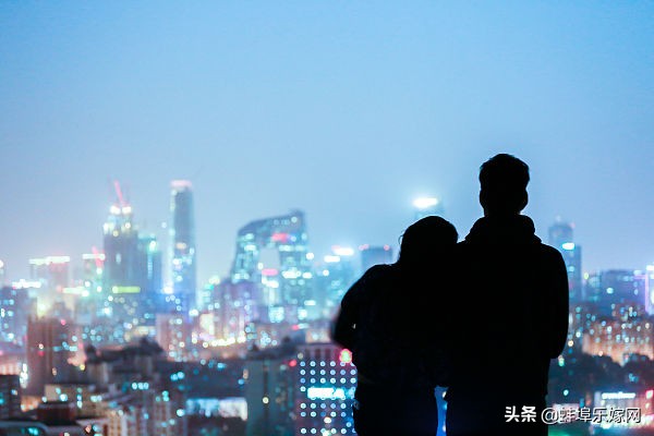 拍婚纱照全买还是只挑套餐,拍婚纱照与办酒席哪个好