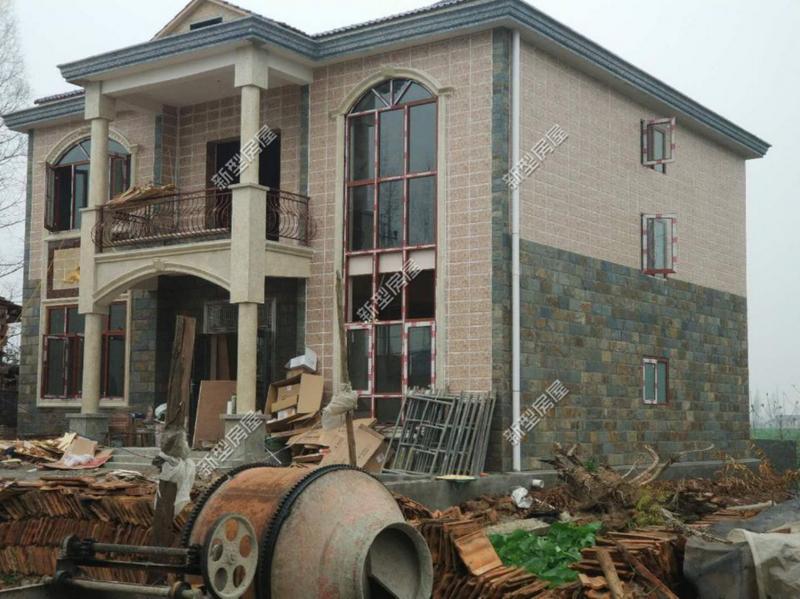 自家建房落水管放在墙里还是墙外,农村建房天沟落水管怎样装才合适