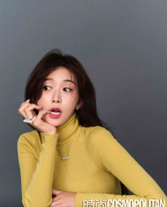 林志玲穿深v吊带连衣裙凹造型,林志玲印花黑裙端庄优雅