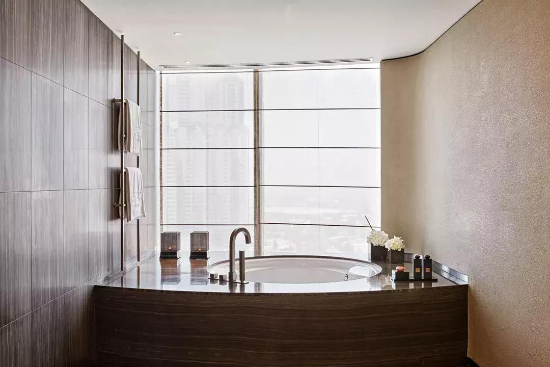 乔治阿玛尼设计师设计风格,被娱乐圈耽误的设计师