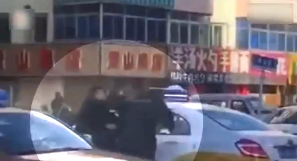 宝马车司机当街飞踹暴打外卖小哥,两男子当街持棍殴打外卖小哥