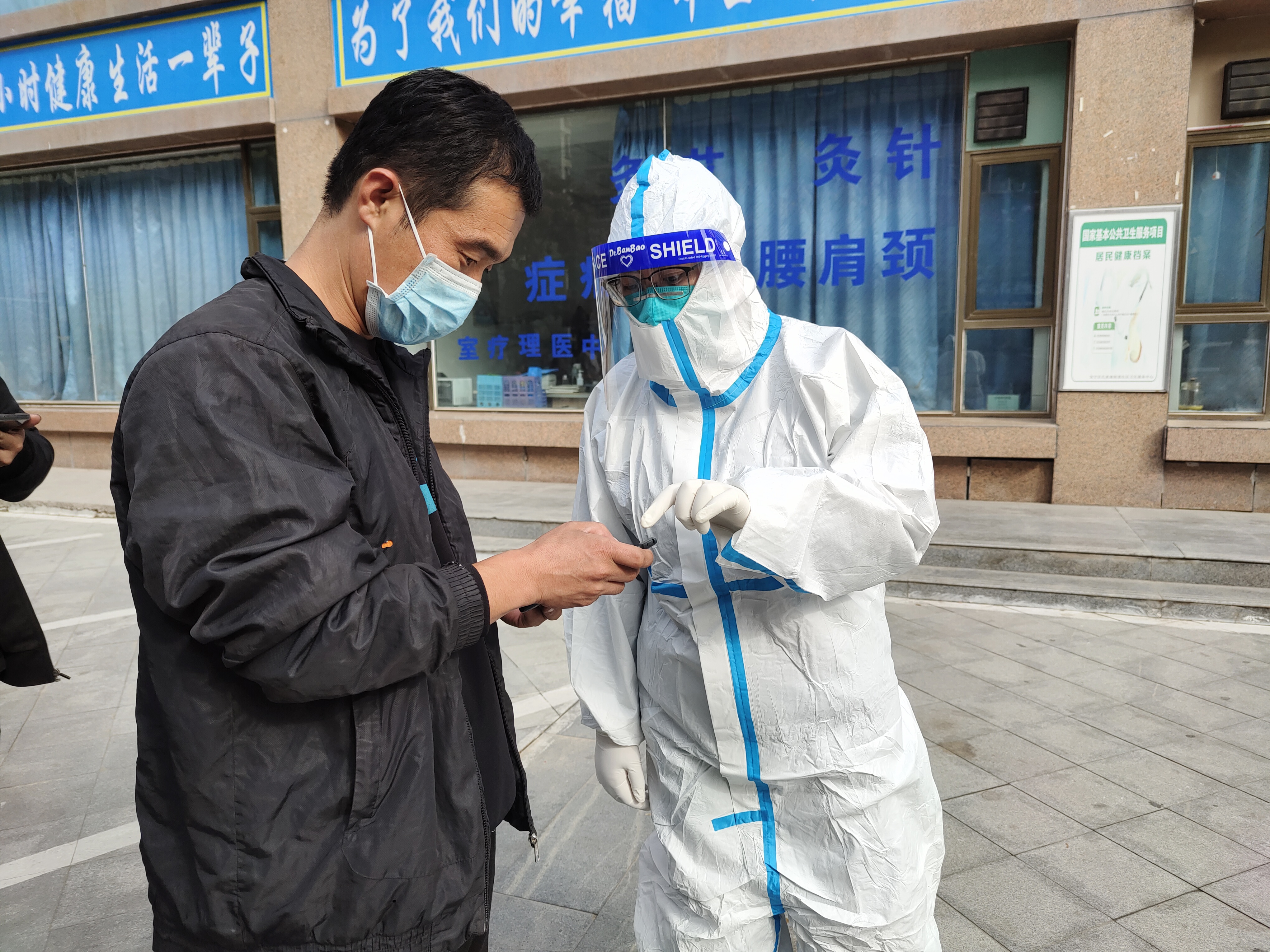 疫情防控安宁在行动致敬白衣天使,安宁区社工委