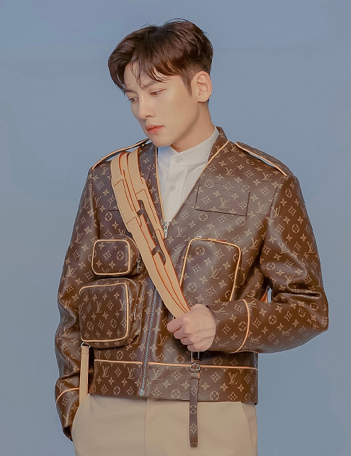 池昌旭代言CK穿凉拖出镜!这位哥真的有三十多岁?怕是冻龄了吧