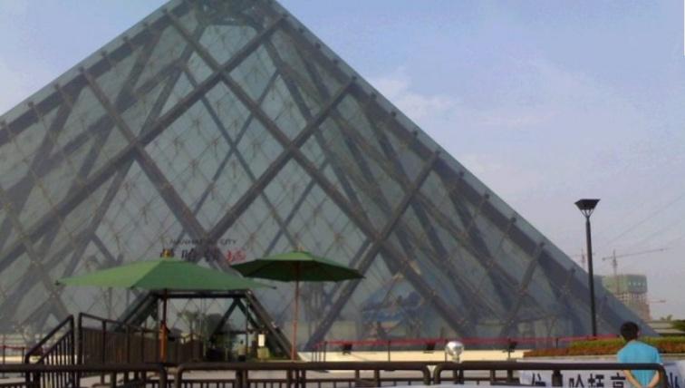 雷翻天！重庆首个带空中泳池的超级豪宅交房，现场惨不忍睹