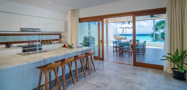 房间旁边就是泳池,房间旁边就是淋浴室