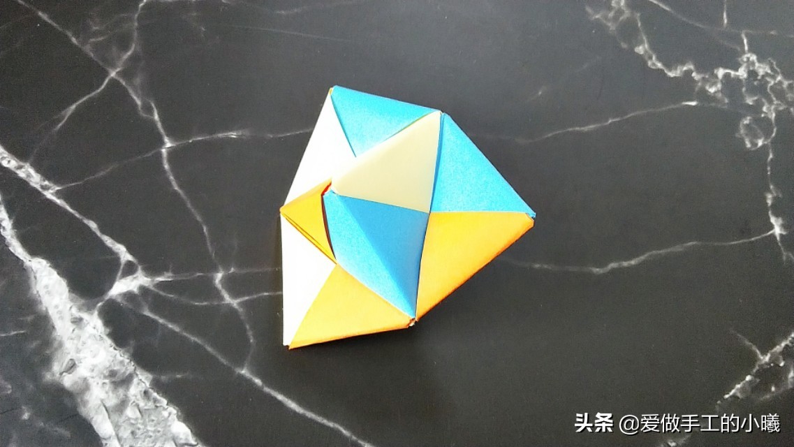 好玩的折纸旋转陀螺有一点点复杂,不用胶水就可以折的陀螺