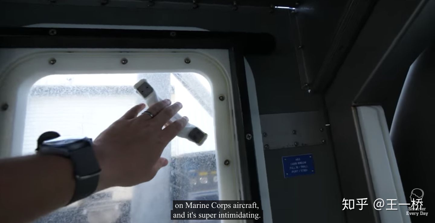 车辆入水逃生视频,汽车入水如何安全逃生