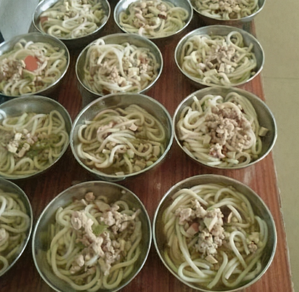 同样是幼儿园午餐，看到中国和日本的对比后，网友：差距太大