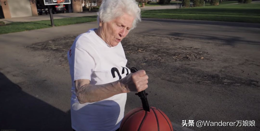 93岁奶奶恶搞27岁孙子一夜爆红！1300万网友实力围观：奶奶太坑了