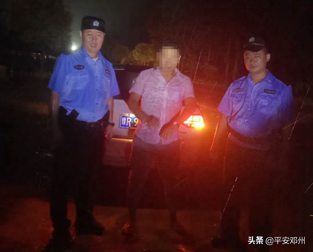 雨夜中湿透的“公安蓝”