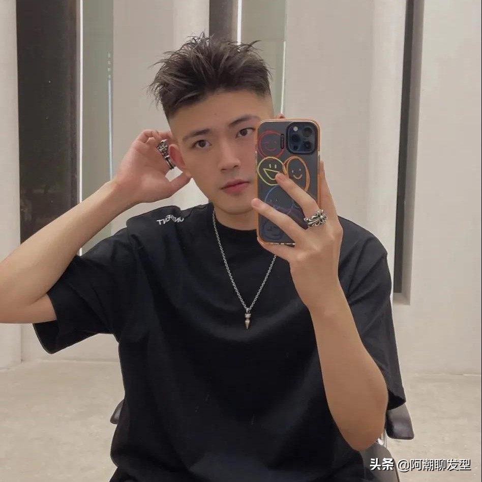 中年男士两边铲光再刻两道痕发型,男生两边铲光中间留长的发型名称