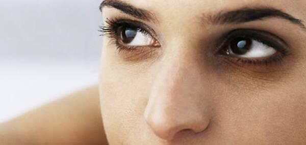 脸上长痘有黑眼圈什么原因导致的,下巴长痘熬夜是什么原因