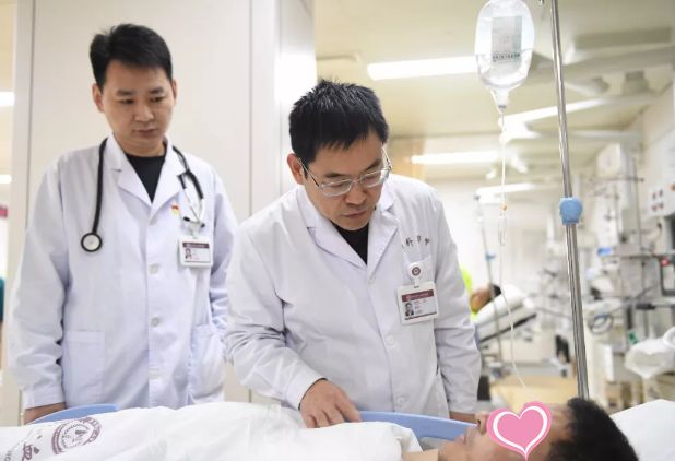 郑开马拉松晕倒选手怎么处理,郑开马拉松中暑