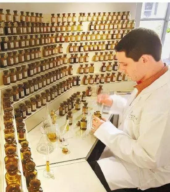 去死皮沐浴露带香味的,代购的大牌香水