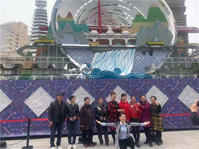 记者揭秘“多彩贵州”彩车走过*安门天**那一刻!“多彩贵州”彩车副驾驶:骄傲!自豪