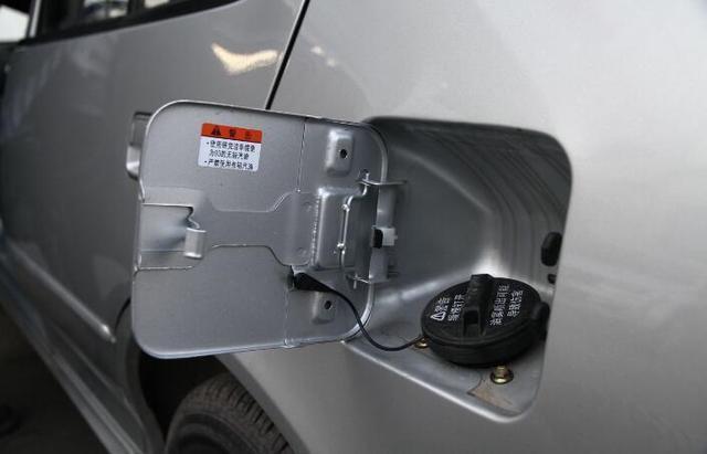 油箱打开有气冲出怎么解决,油箱打开盖会有气是怎么回事