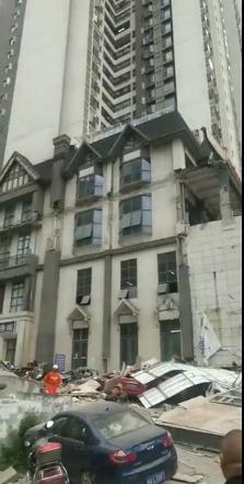 路灯杆突然倒塌两辆车不慎被砸中,半山小镇车祸事件