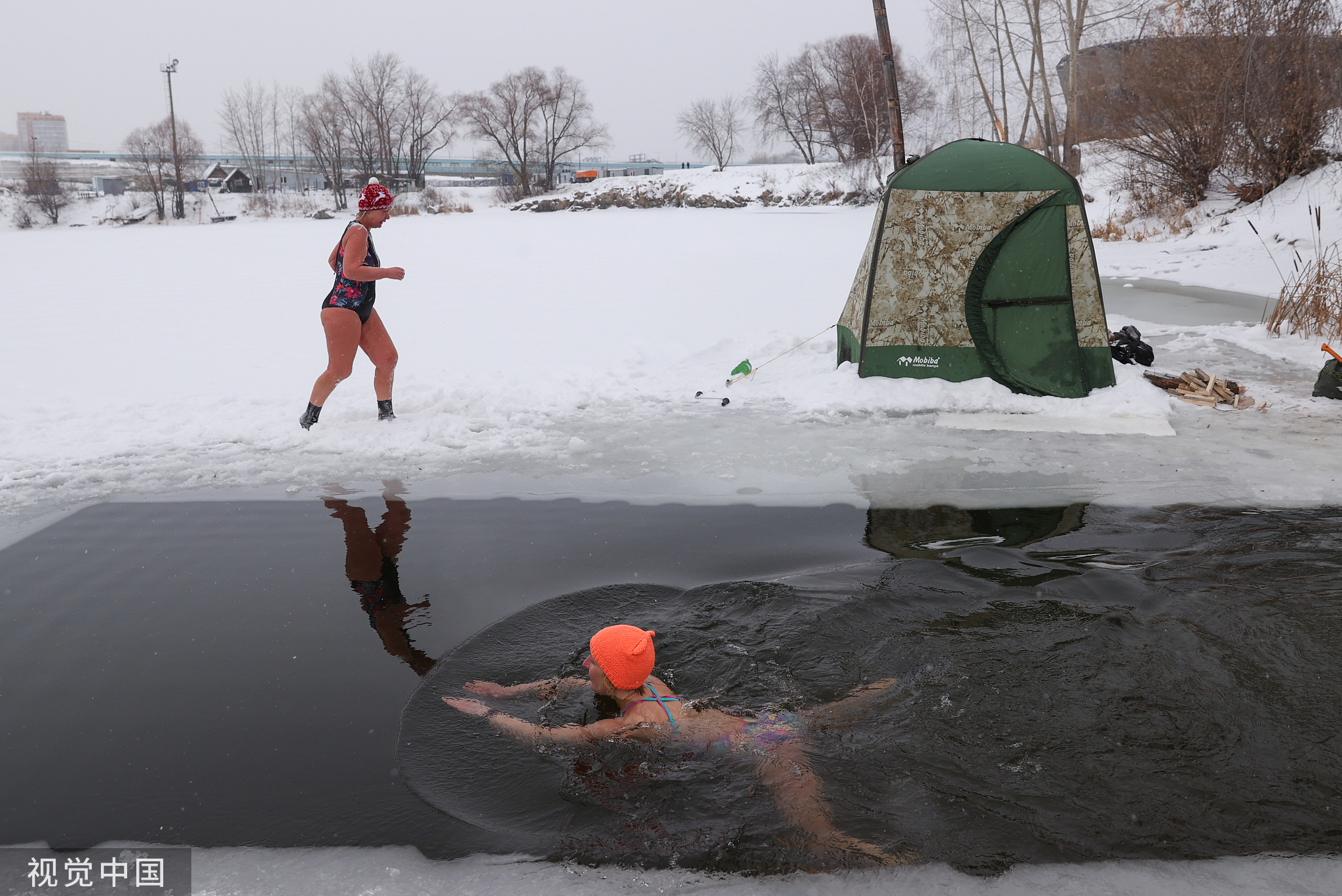 俄罗斯新西伯利亚雪,俄罗斯冰雪湖里冬泳