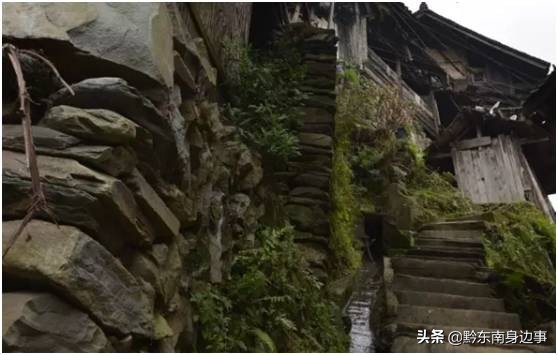 黔东南大山里的自然苗寨,雷山陡寨村图片