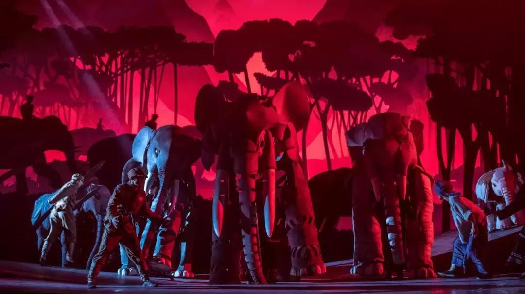 歌颂祖国，战象献礼！3.8m巨型“偶象”跳出课本