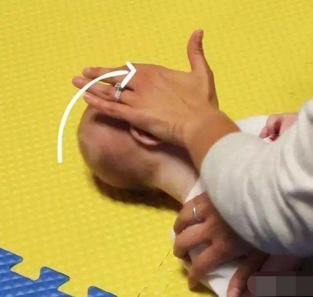 小儿歪脖怎么引起的,婴儿歪脖是什么原因引起的