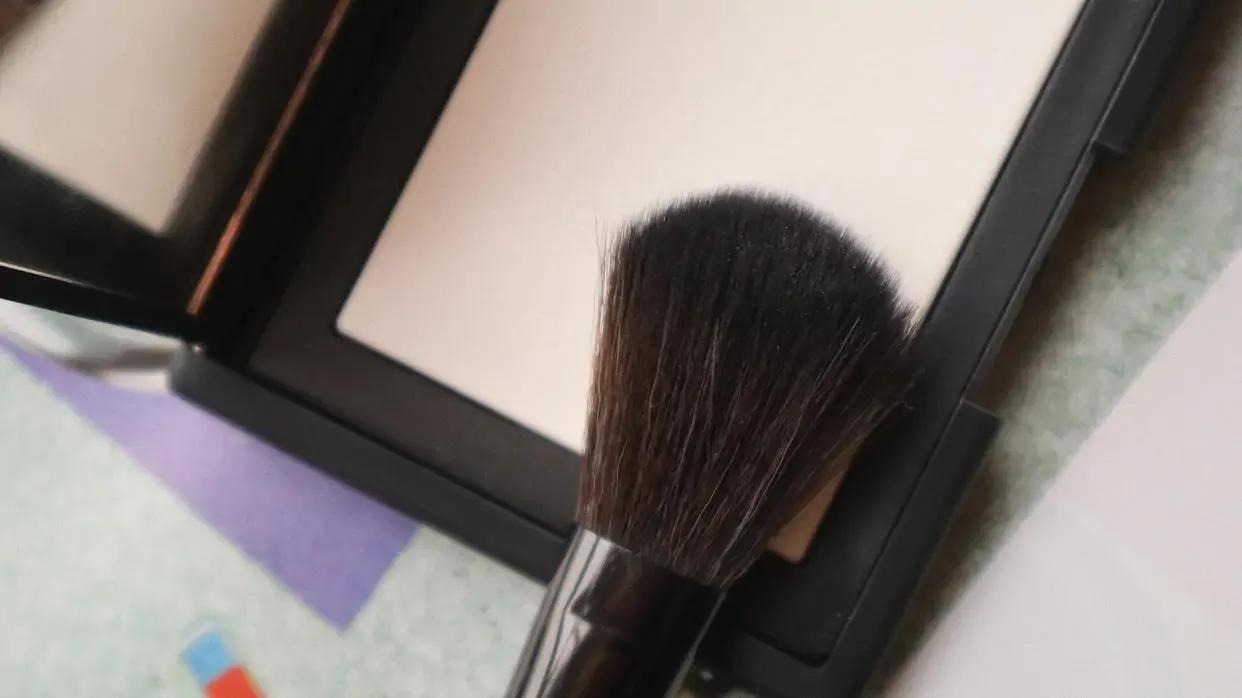 nars透蜜粉和玫珂菲散粉测评,nars定妆粉和散粉哪个好用