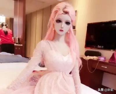 关晓彤黑色芭比造型,关晓彤专属芭比娃娃