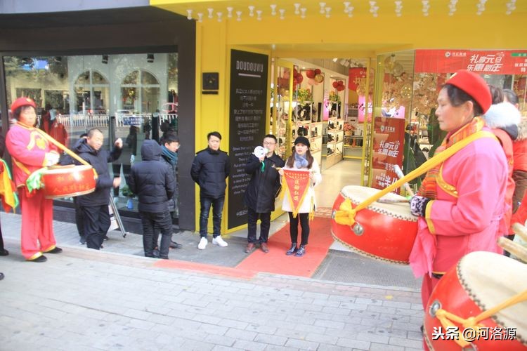 巩义市新华路街道“流动红黑旗”评比促使商户文明经营蔚然成风