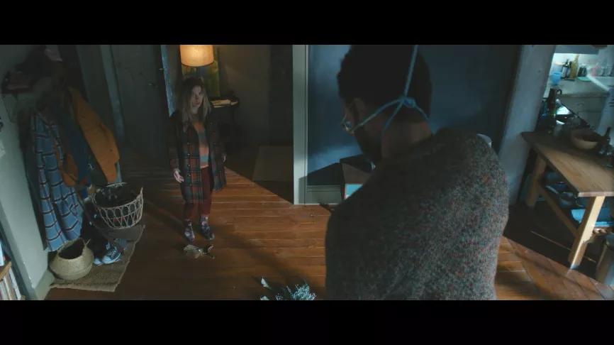 全片高能反转，性感美女化身“*窥偷**狂”