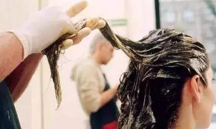 染发剂使用的时候要注意什么,让染发剂在头上呆多久