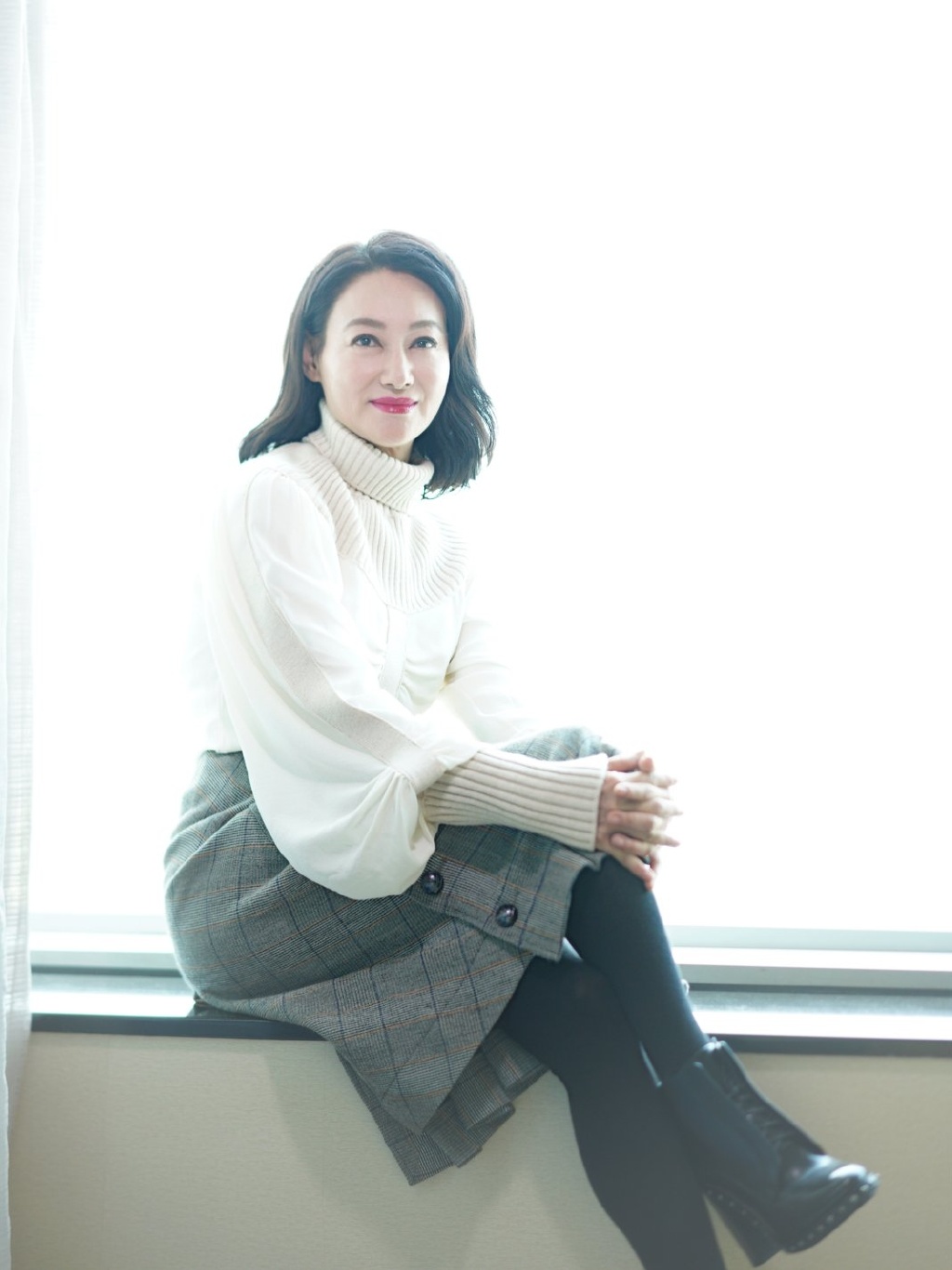 她60岁依旧未婚，穿挂脖层叠雪纺衫配竖纹西装，霸气不失清爽