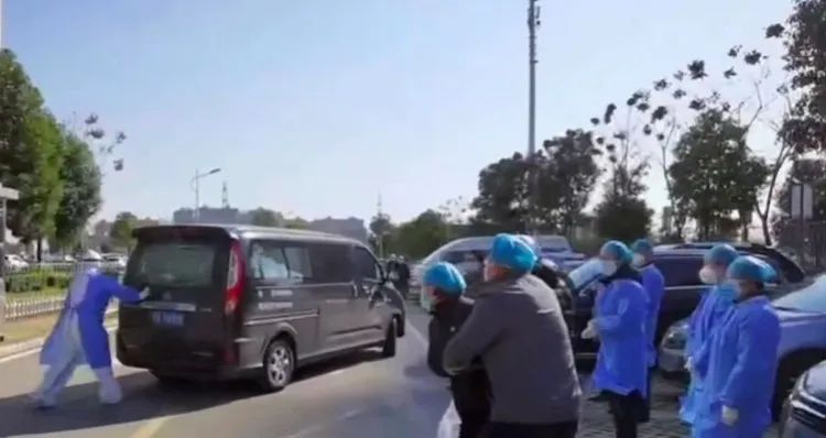 三天三夜改造院区接收病患,感染住进ICU后“干着急帮不上忙”,他是院长刘智明