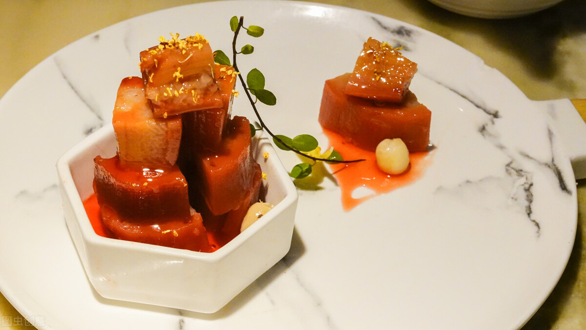 清秋桂花馨香，一朝飘落纷扬。珠玉何时采下？切莫不知空忙