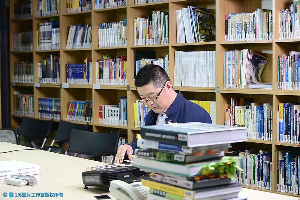 李忠：用钢笔记录粉笔