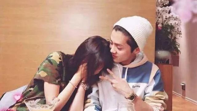 当女朋友穿上高跟鞋比你还高,你女朋友穿高跟鞋你会怎么样