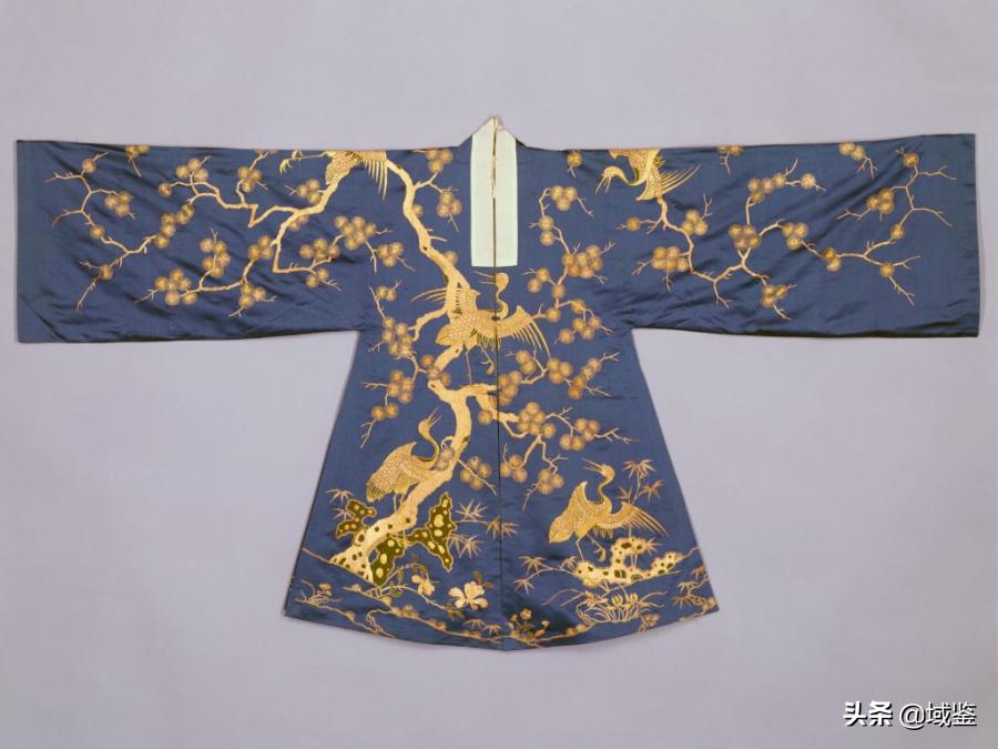 动辄数十万的京剧戏服，写满了中国故事