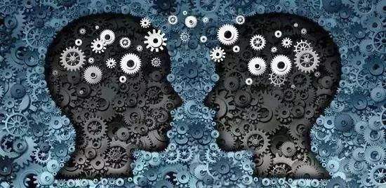 女的舔嘴唇心理学暗示什么,女生为何爱舔嘴唇