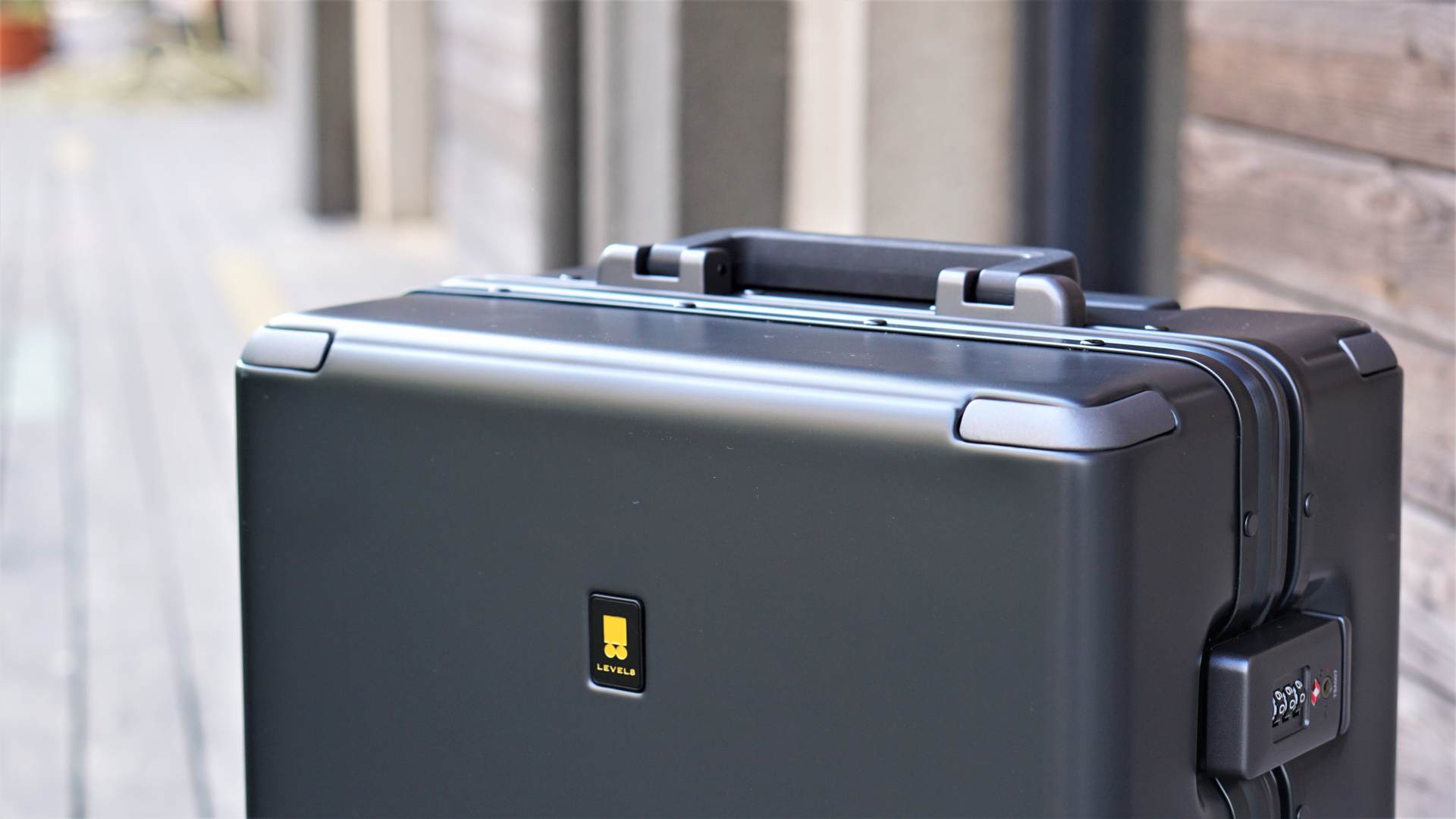 地平线8号行李箱24寸什么颜色好看,地平线8号行李箱和90分行李箱测评