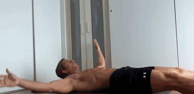 肌肉男丝带蝴蝶结造型梵克雅宝,微胖头发少适合什么发型男穿搭