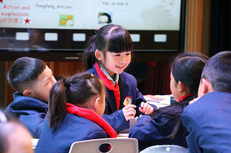 家长大赞！重庆新村教育集团“家长开放日”体验智能互动创新课堂