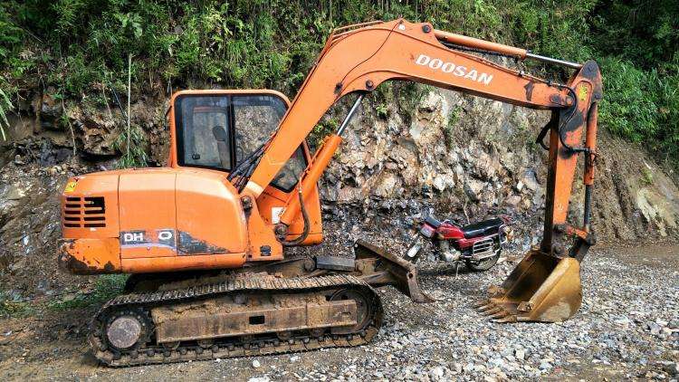 如何辨别二手挖机的好坏,二手挖机鉴定师傅