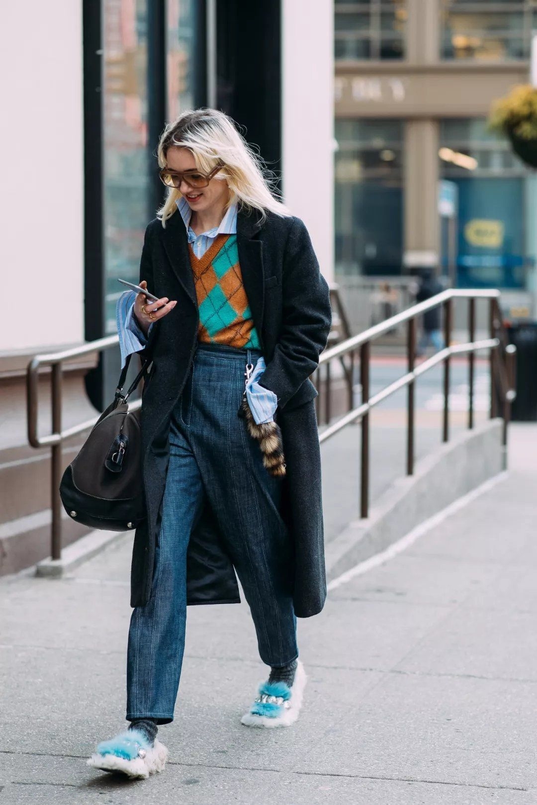 秋冬v领毛衣怎么搭配好看,什么颜色的v领毛衣比较百搭