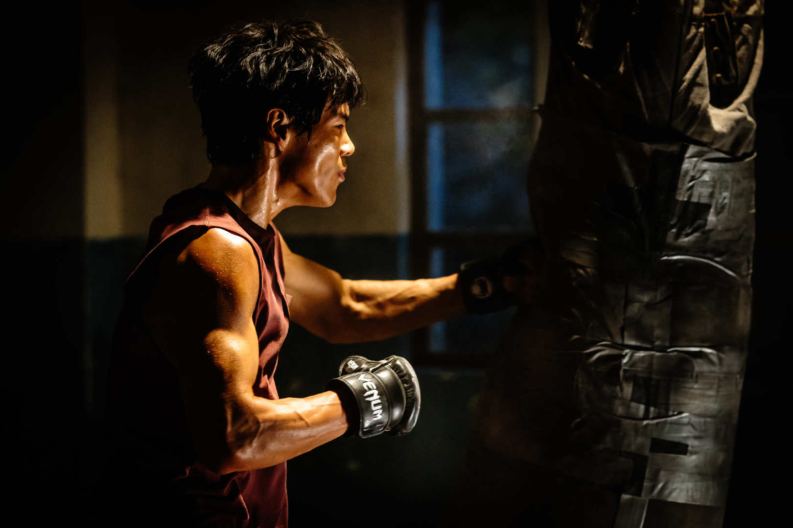 向佐健身练腰,向佐一身肌肉怎么锻炼的