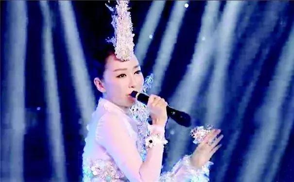 萨顶顶被质疑假唱直接清唱,萨顶顶拿反话筒假唱事件始末